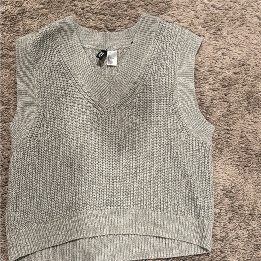 Divided Light Gray Knit Vest